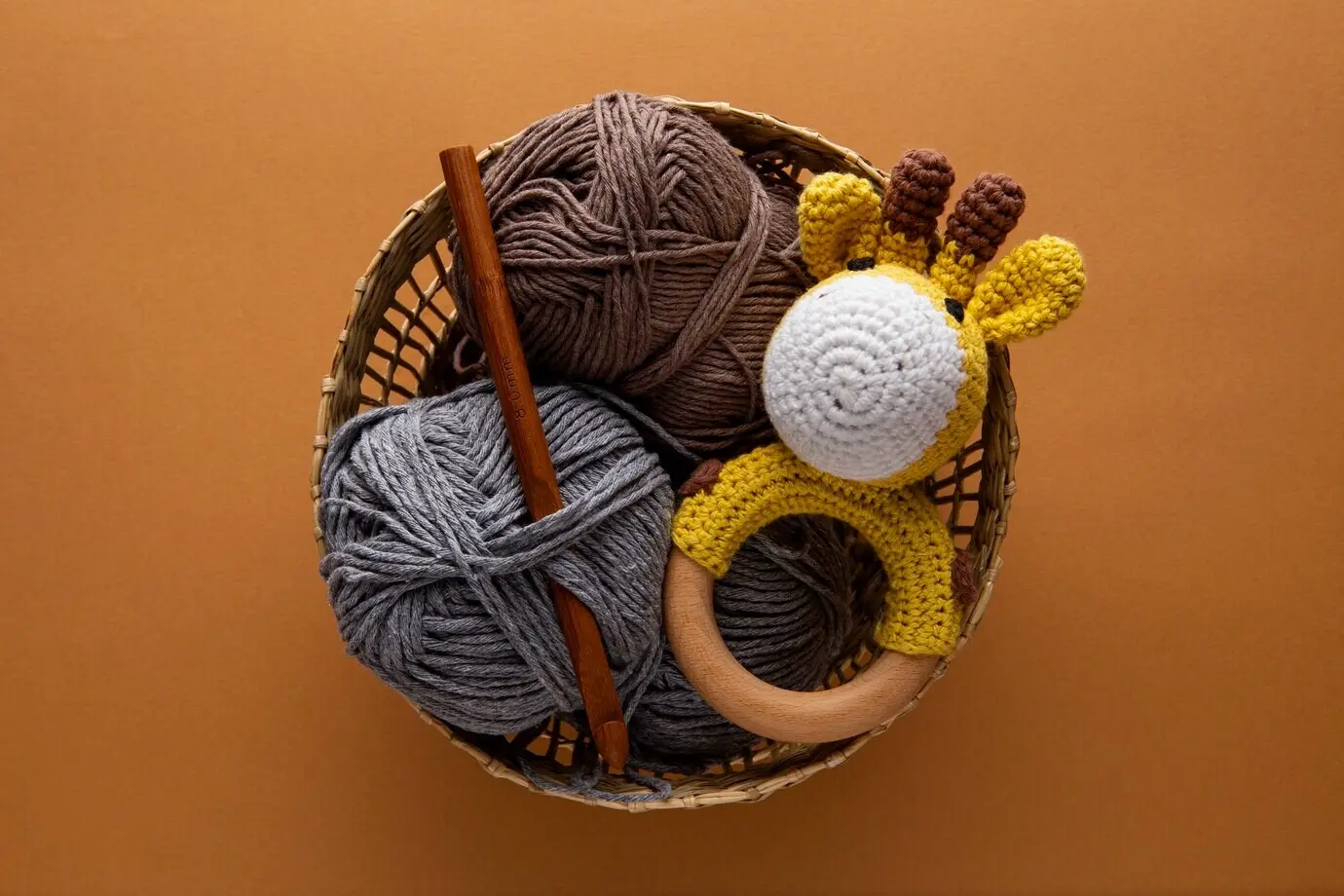 Draufsicht auf ein Stillleben aus gehäkeltem Plüsch